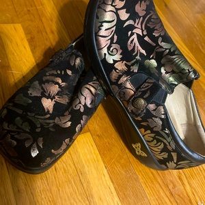 Leather Shimmer Algeria clogs slightly worn